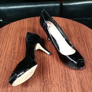 Vince Camuto VC-Kira Black Pat Leather Hidden Plat Peep Toe Pumps Size 12B NEW